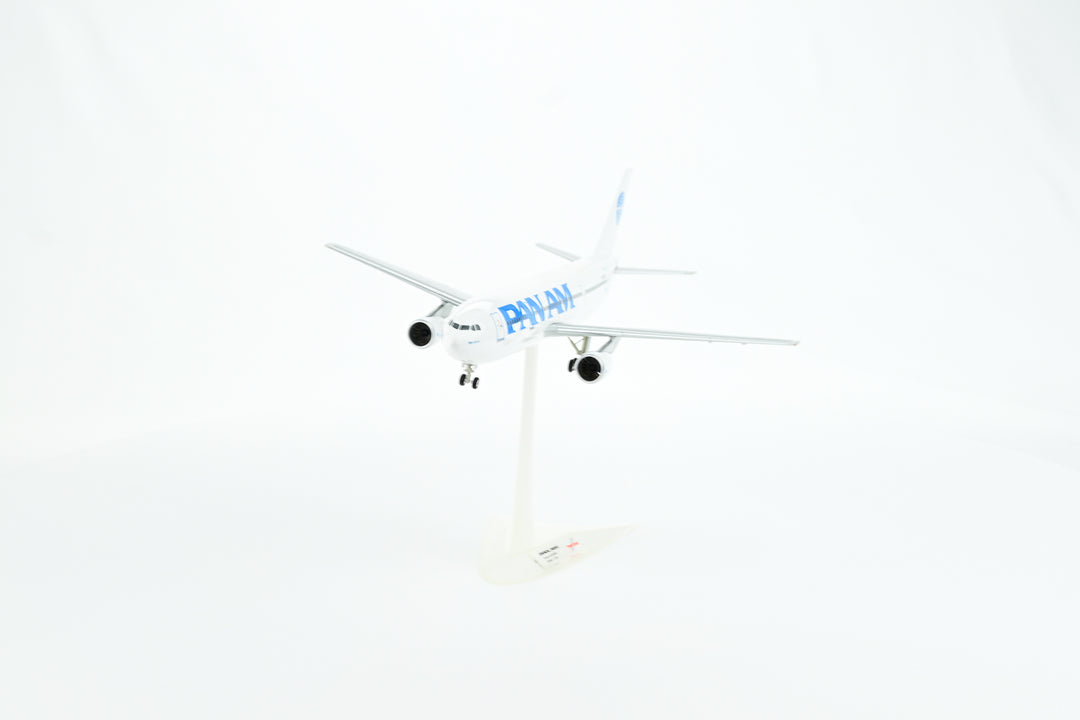 1:200 PAN AM 300 N202PA