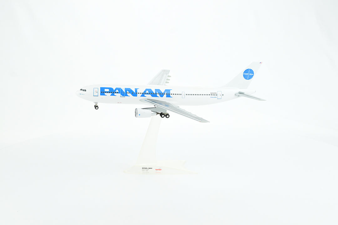 1:200 PAN AM 300 N202PA