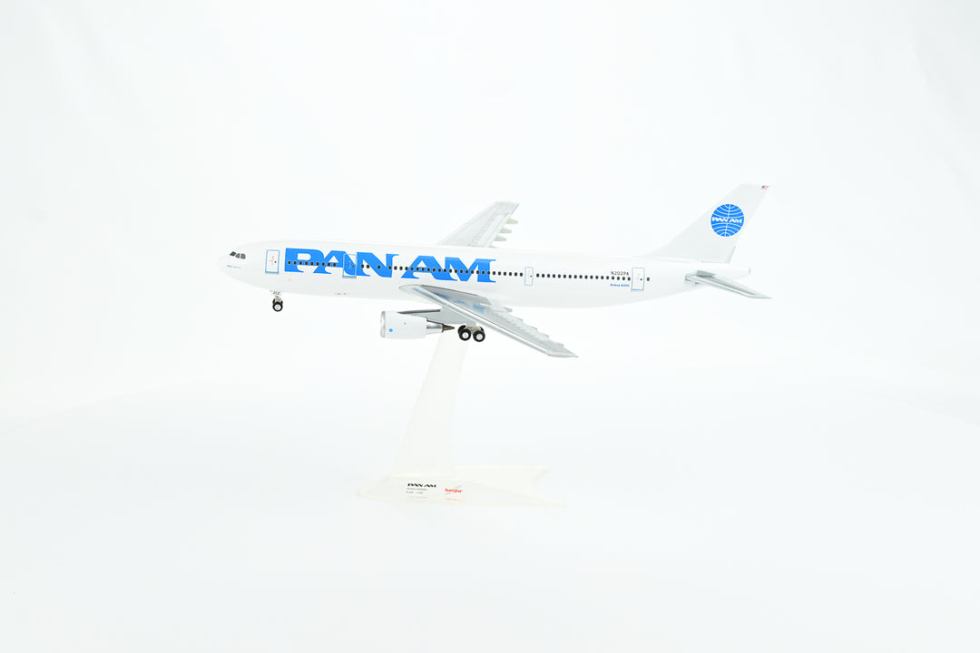 1:200 PAN AM 300 N202PA