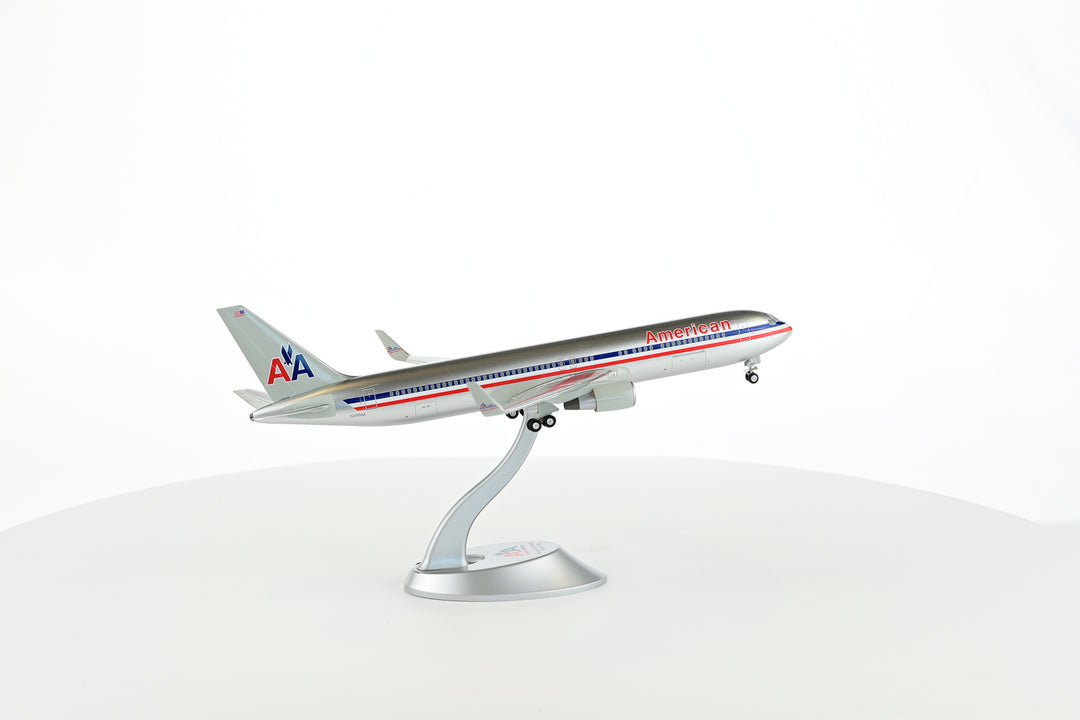 1:200 American Airlines B767-300ER N389AA