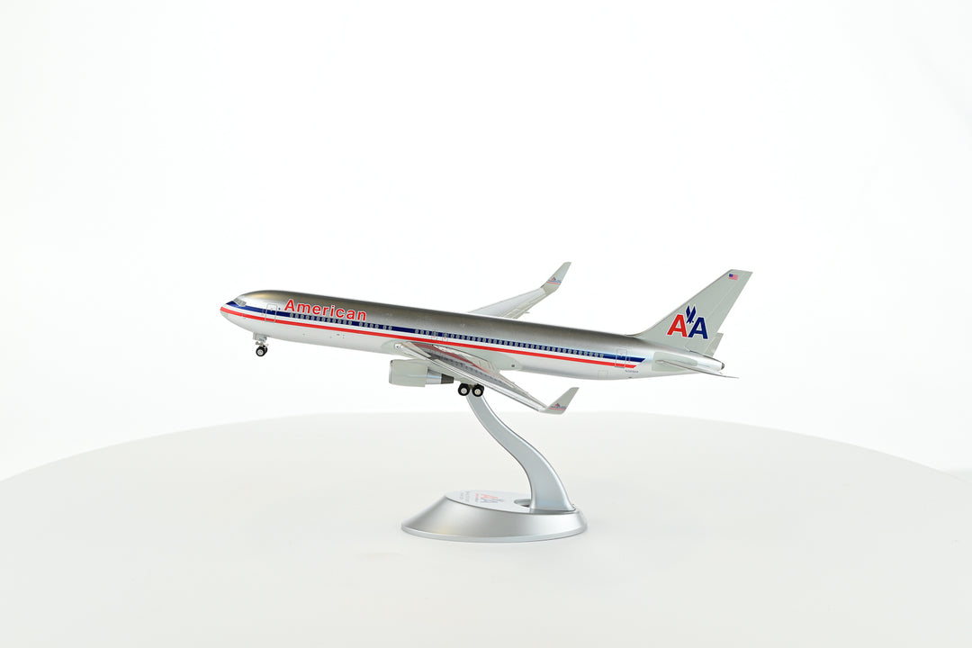 American Airlines Boeing 767-300ER 1:200 scale model aircraft