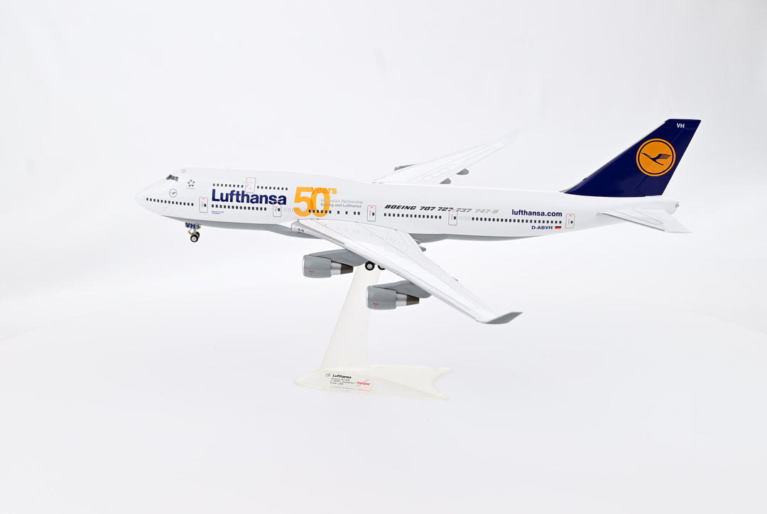 Lufthansa Boeing 747-400 model aircraft side view landing gear