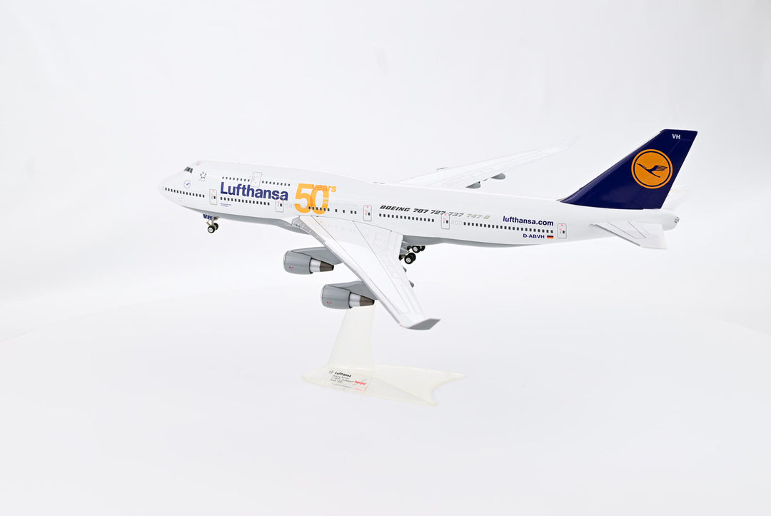 Lufthansa Boeing 747-400 model aircraft detail one-piece construction