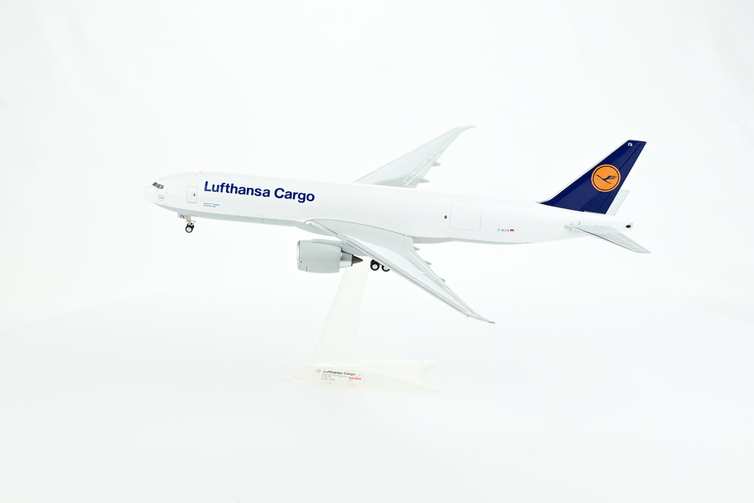 Lufthansa Boeing 777F 1:200 scale freighter model aircraft landing gear one-piece