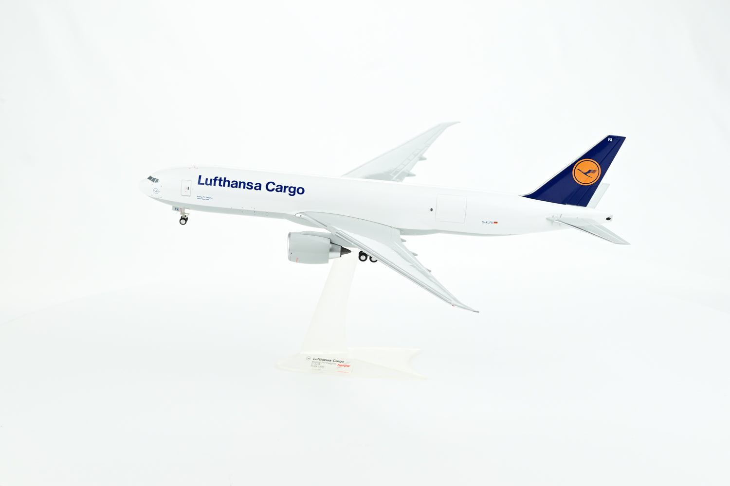 Lufthansa Boeing 777F 1:200 scale freighter model aircraft landing gear one-piece
