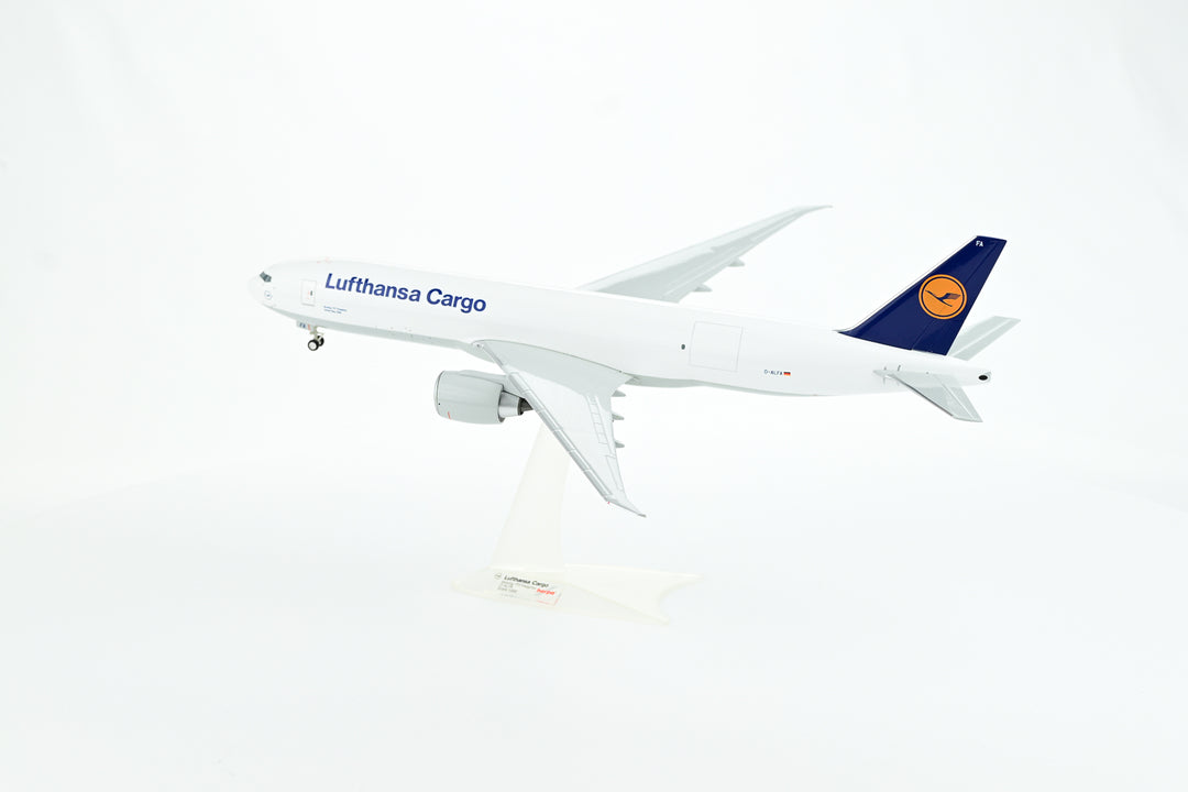 Lufthansa Boeing 777F cargo model aircraft detail one-piece construction