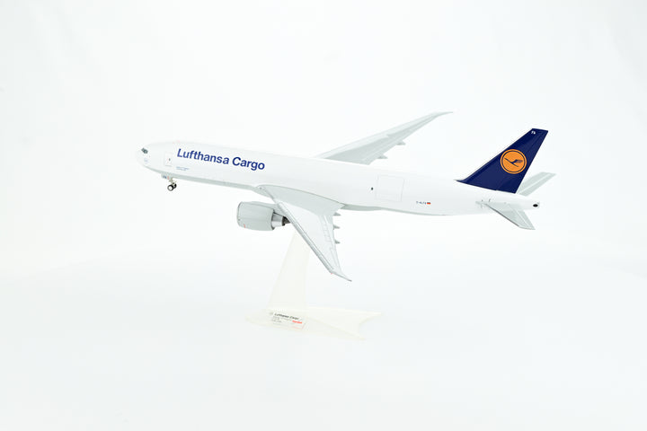 Lufthansa Boeing 777F cargo model aircraft detail one-piece construction
