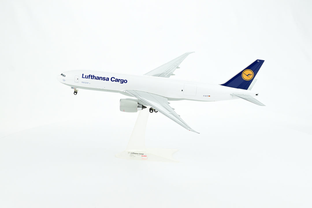 Lufthansa Boeing 777F 1:200 scale freighter model aircraft landing gear one-piece