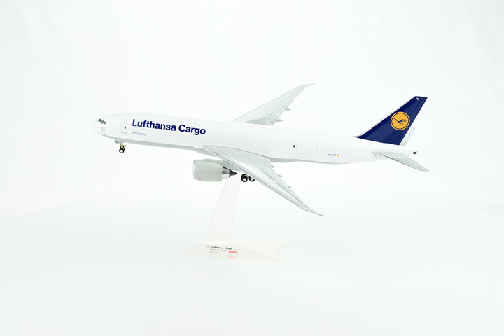 Lufthansa Boeing 777F 1:200 scale freighter model aircraft landing gear one-piece