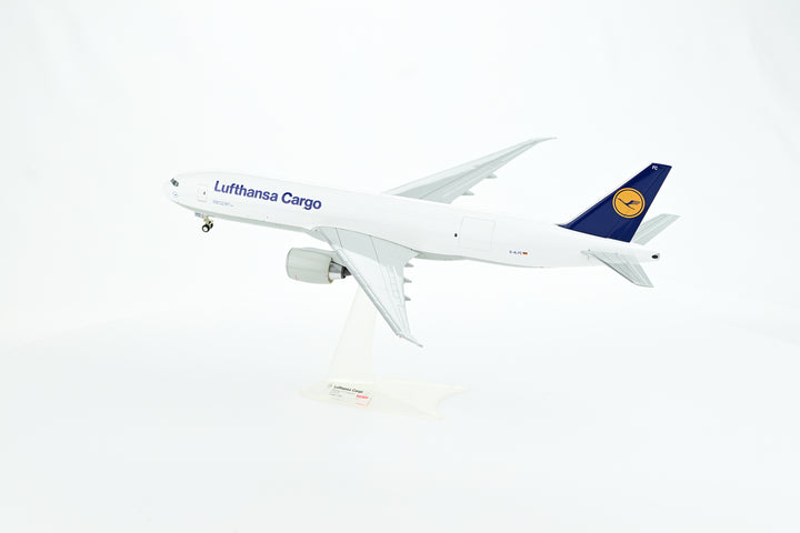 Lufthansa Boeing 777F cargo model aircraft detail one-piece construction
