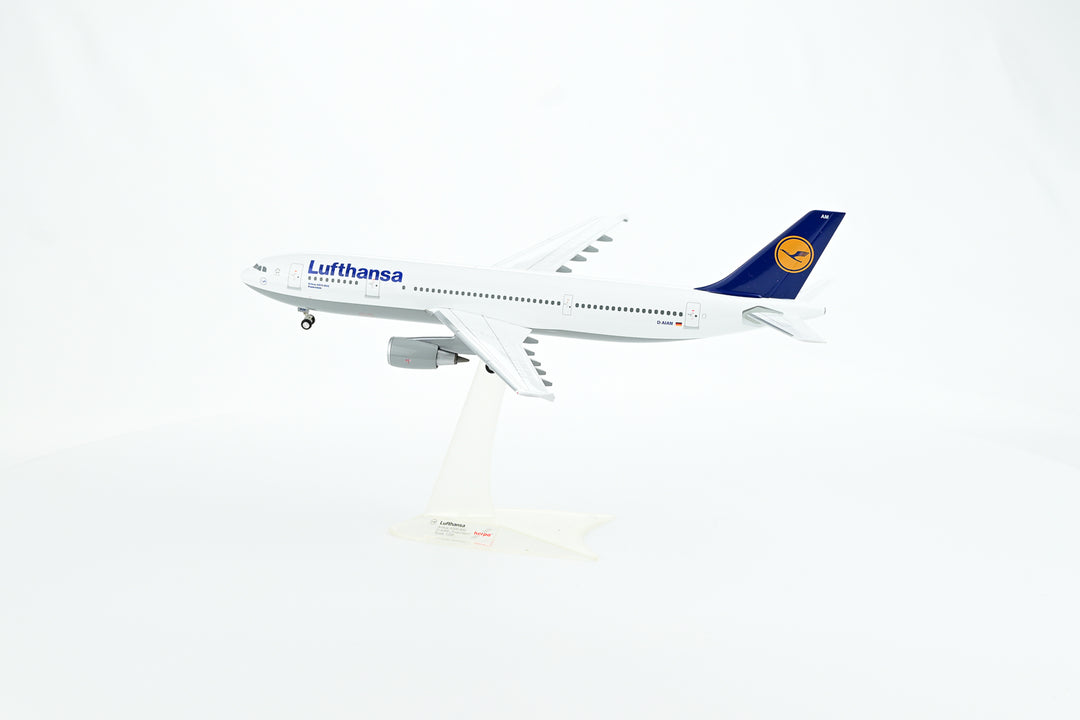Lufthansa Airbus A300-600 model aircraft side view landing gear