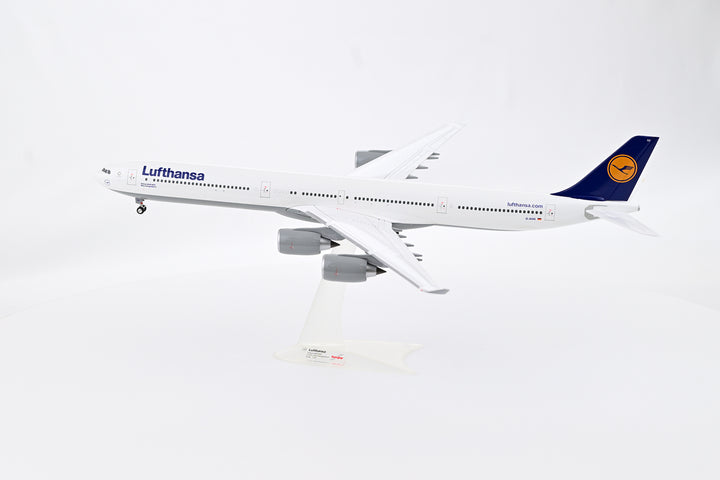 Lufthansa Airbus A340-600 model aircraft side view landing gear
