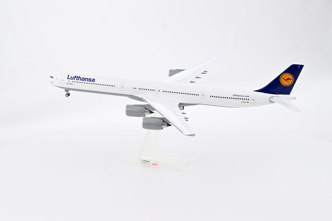 Lufthansa Airbus A340-600 model aircraft detail one-piece construction