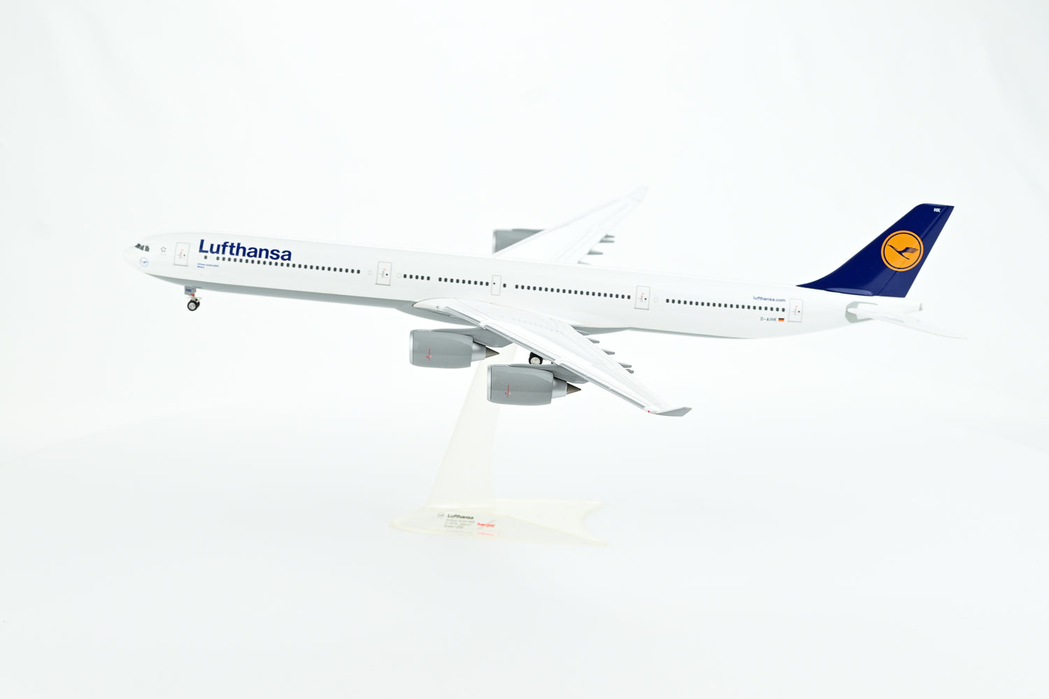 Lufthansa Airbus A340-600 1:200 scale model aircraft landing gear one-piece