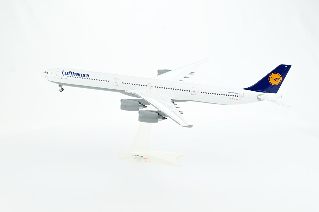 Lufthansa Airbus A340-600 model aircraft side view landing gear