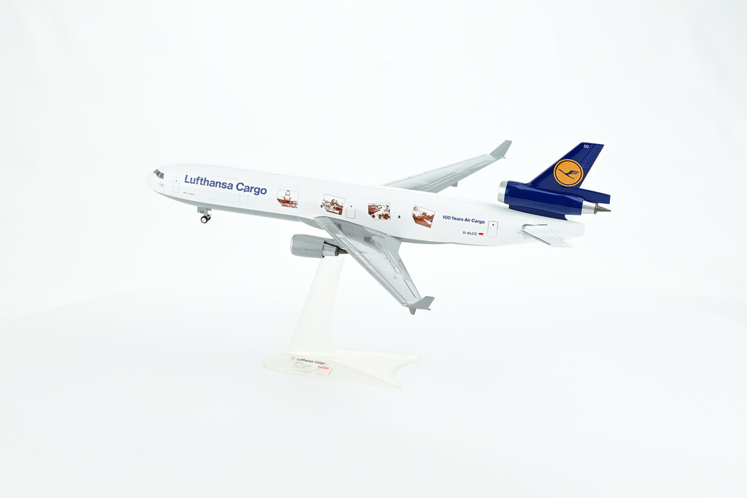 Lufthansa McDonnell Douglas MD-11F cargo model aircraft detail one-piece construction