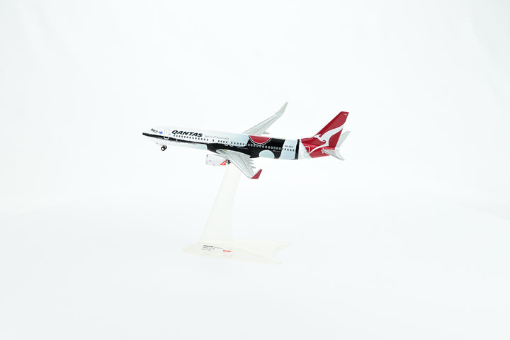 Qantas Boeing 737-800 model aircraft side view landing gear