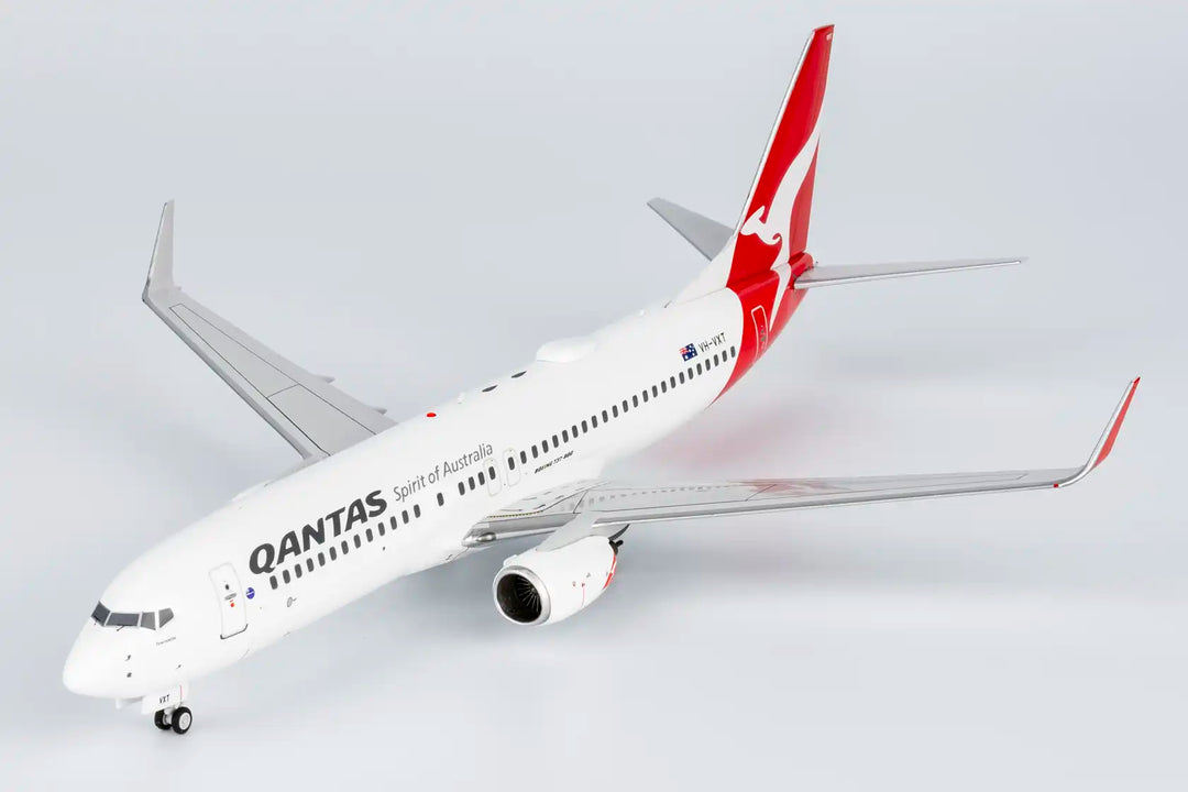 Qantas Airways Boeing 737-800 1:200 scale model VH-VXT side view