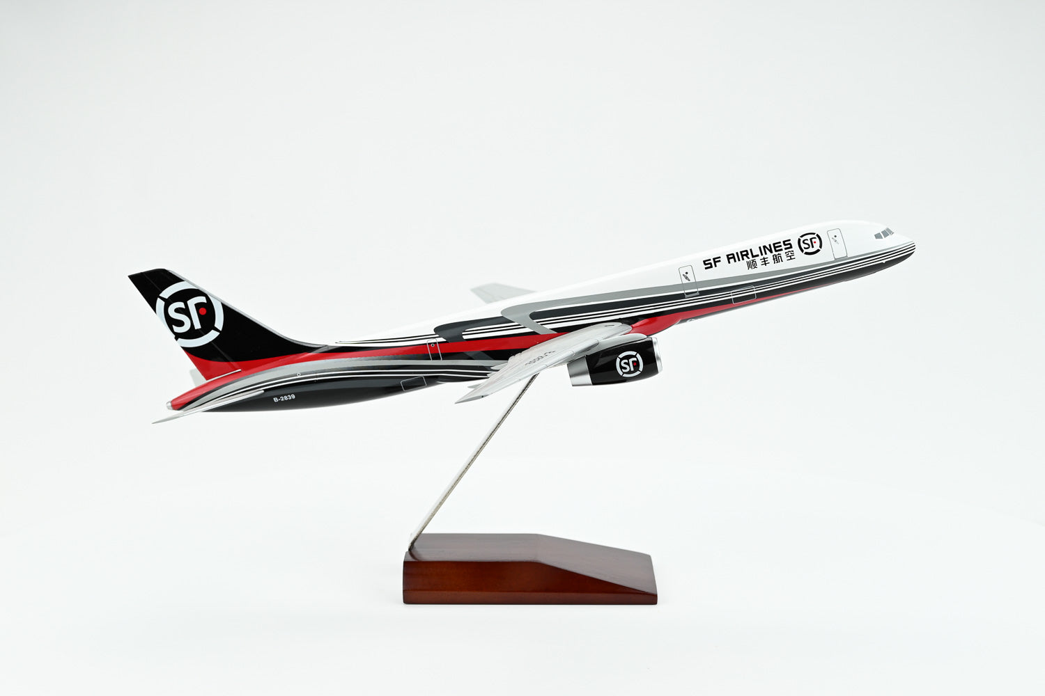 SF Express Boeing 757-200PCF 1:130 scale model aircraft one-piece construction