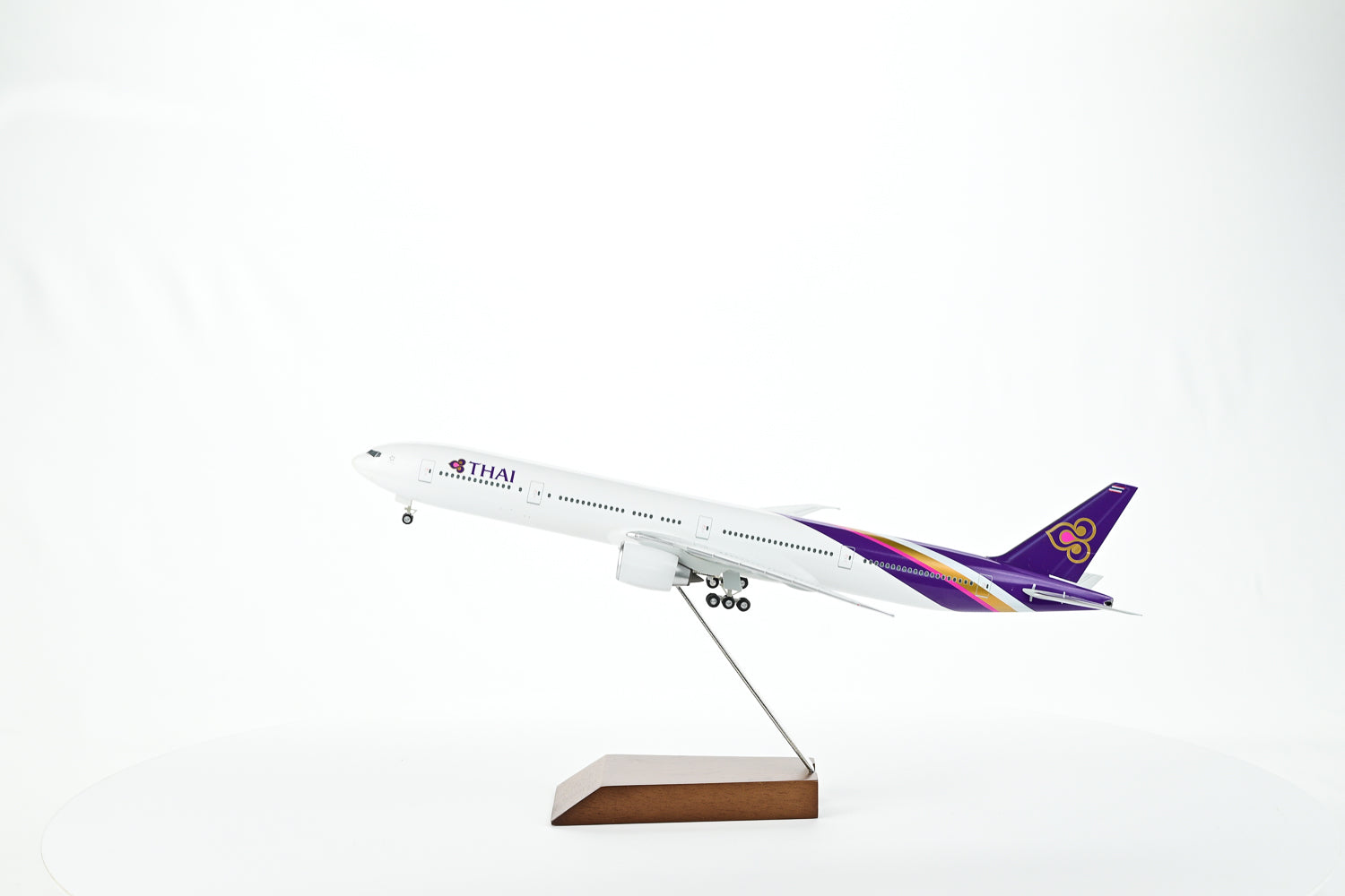 Thai Airways Boeing 777-300ER 1:200 scale model aircraft landing gear one-piece