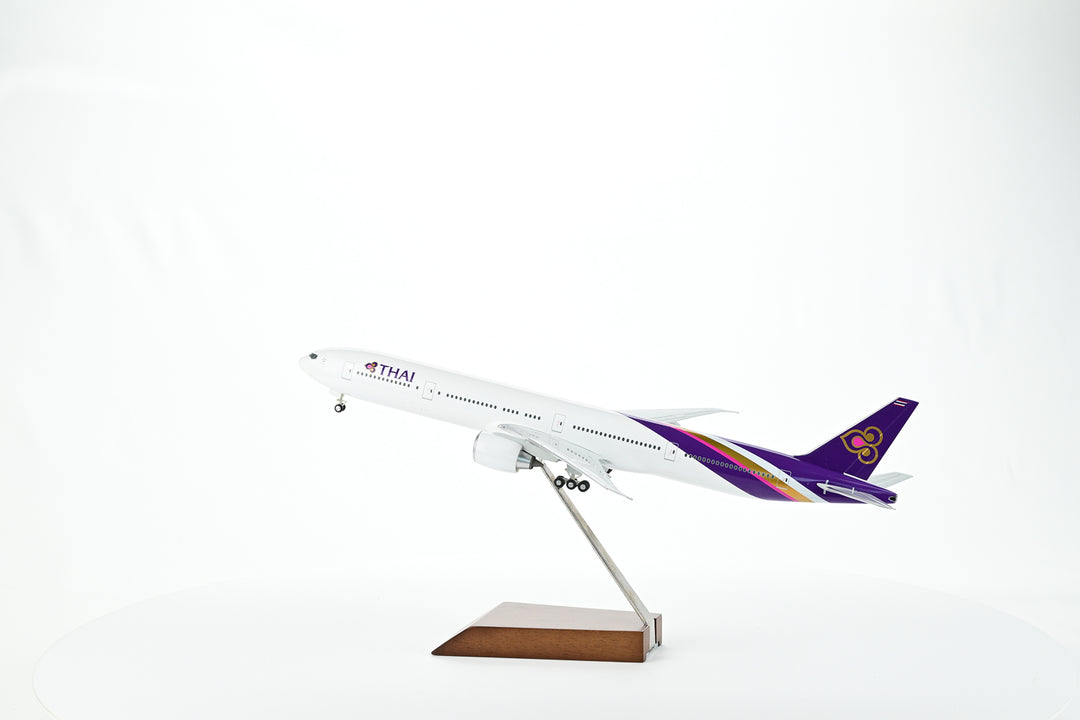 Thai Airways Boeing 777-300ER model aircraft detail one-piece construction