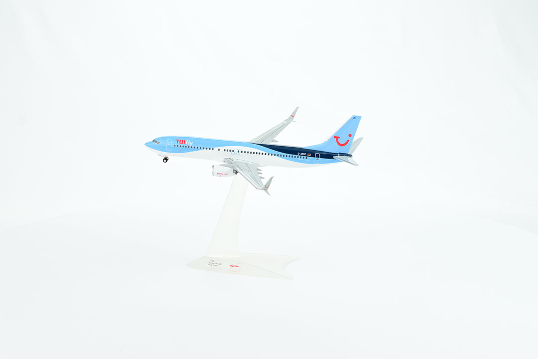 TUIfly Boeing 737-800 aircraft model side view D-ATUC landing gear