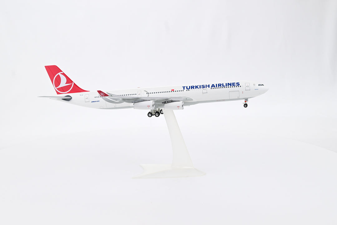 Turkish Airlines Airbus A340-300 aircraft model side view TC-JII landing gear