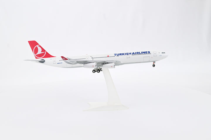 Turkish Airlines Airbus A340-300 aircraft model side view TC-JII landing gear