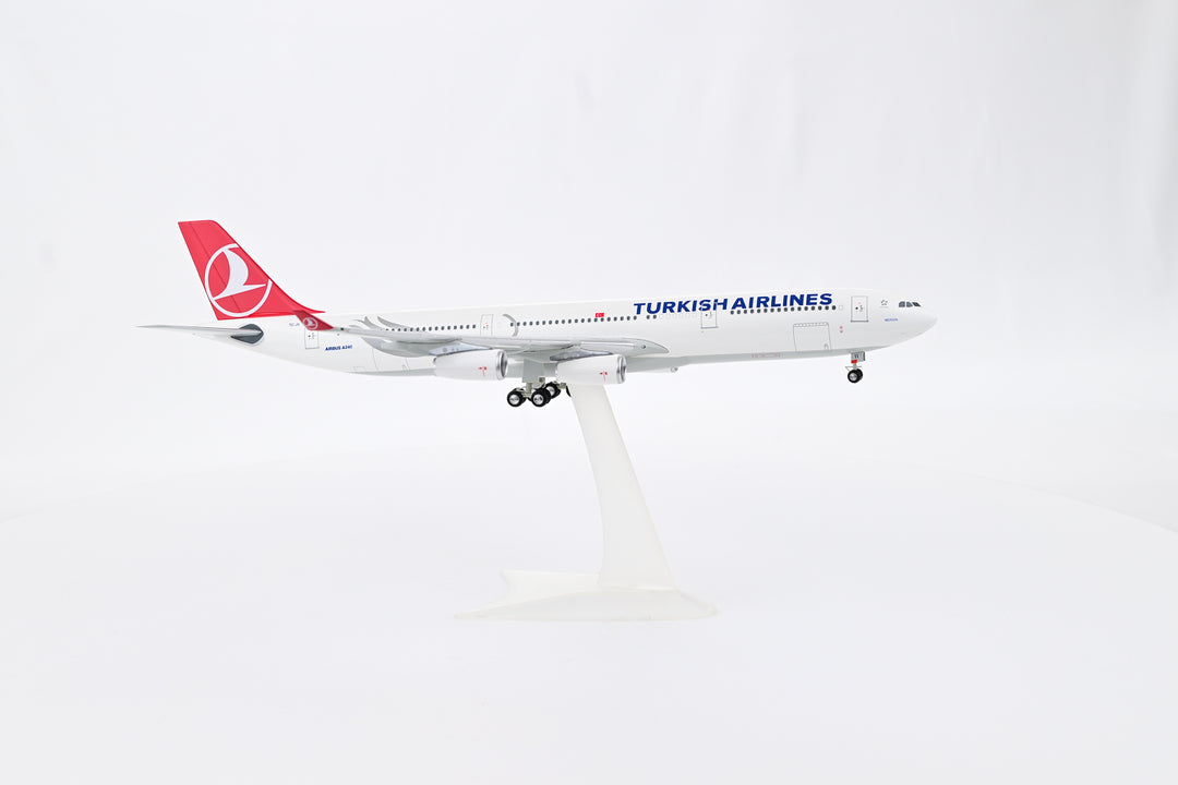 Turkish Airlines Airbus A340-300 scale model aircraft detail one-piece construction TC-JII