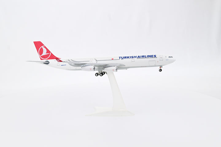 Turkish Airlines Airbus A340-300 scale model aircraft detail one-piece construction TC-JII