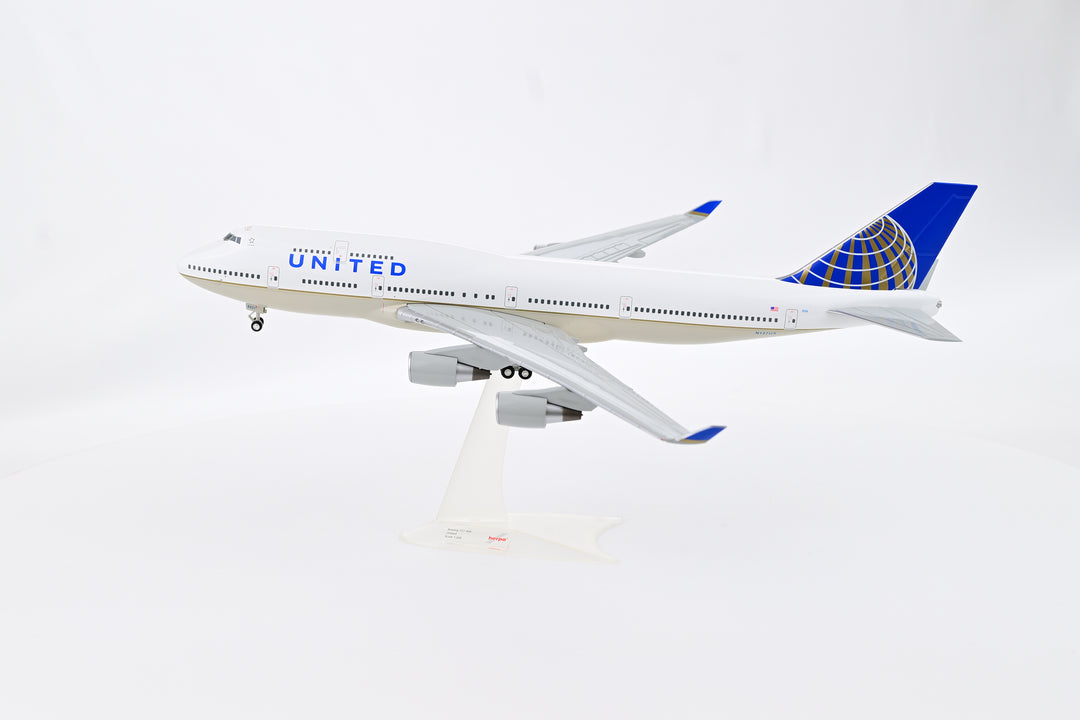 United Airlines Boeing 747-400 aircraft model side view N127UA landing gear