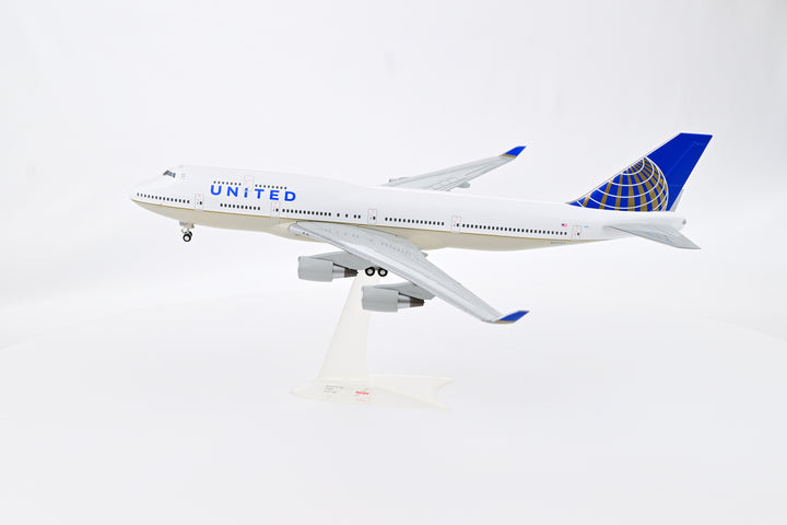 United Airlines Boeing 747-400 aircraft model side view N127UA landing gear