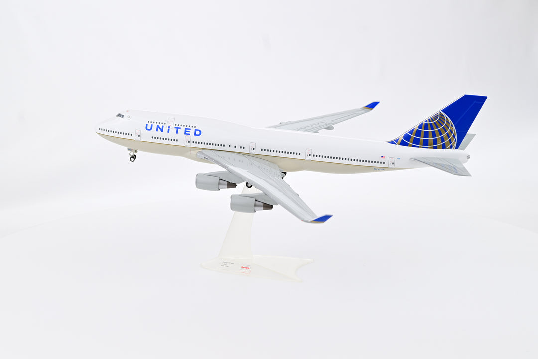 United Airlines Boeing 747-400 scale model aircraft detail one-piece construction N127UA